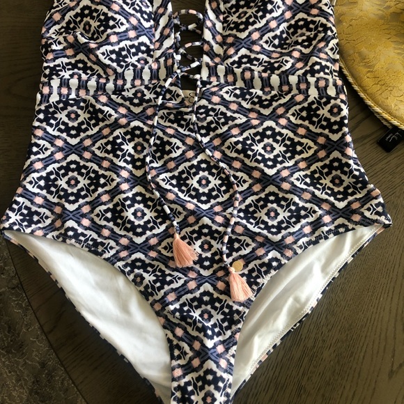 Jessica Simpson padded one piece bathing suit. Size large. Never worn. - Picture 6 of 10